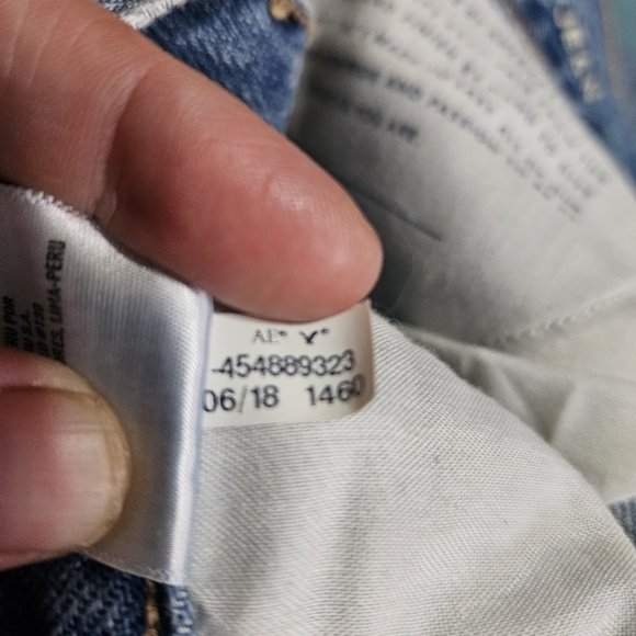 American Eagle woman's heavily distressed mom jeans - Picture 4 of 14